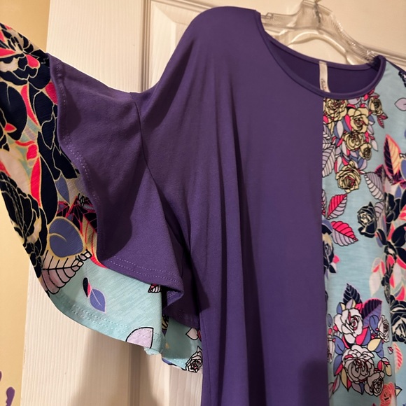 Cute top with ruffle short sleeves. - Picture 2 of 4